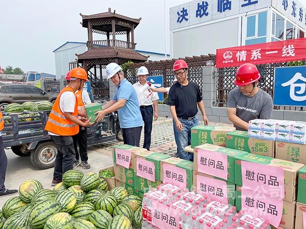 项目经理李祥冬为劳务人员送绿茶