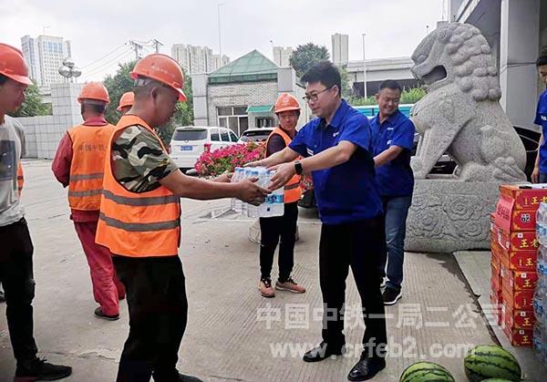 为工人发放防暑降温物品