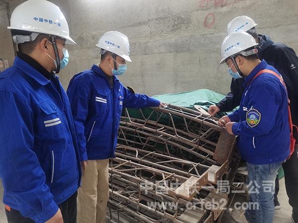 北京地铁12号线05标项目青年安质岗格栅安全质量检查