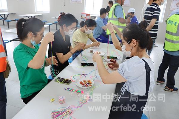 女同胞编制五彩绳