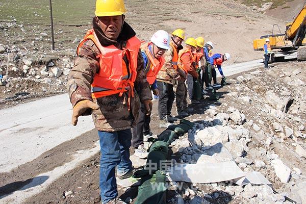 用沙袋对冲回道路进行加固