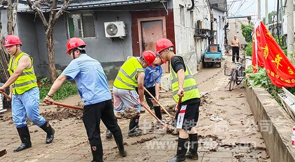 8月2日，中铁一局北京国道109高速公路项目到龙泉务村清淤（张海宁摄）