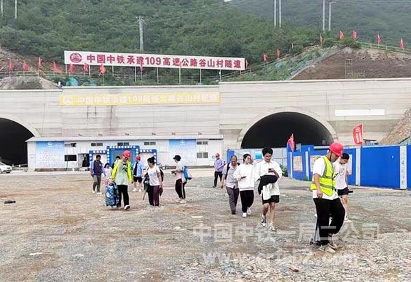 8月2日，中铁一局北京国道109高速公路项目护送Z180旅客安全转移（张海宁摄）